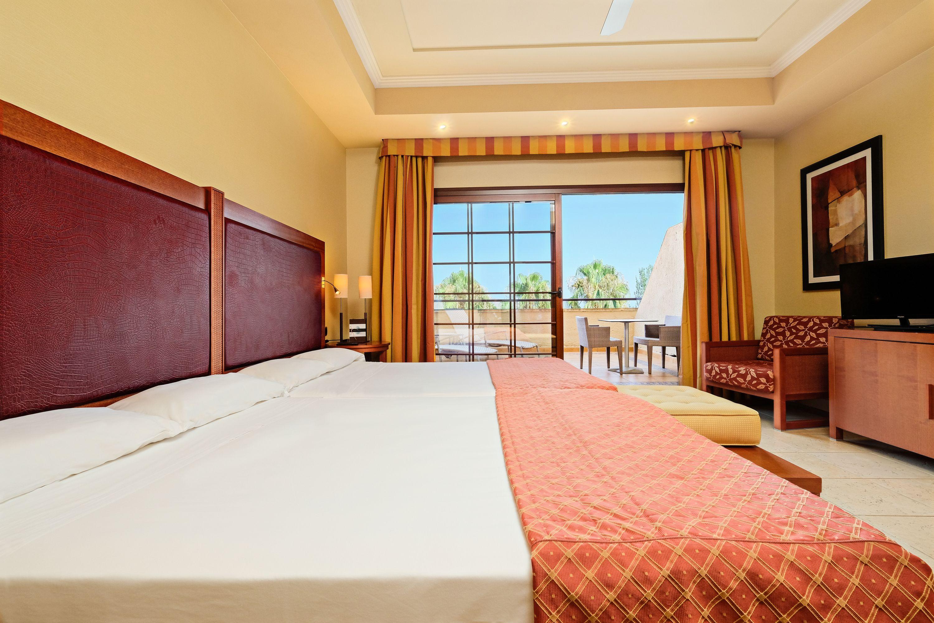 Hotel Envia Almeria Spa & Golf 阿瓜杜尔塞 外观 照片 A room at the Iberostar Grand Hotel Melia, in Playa del Inglés, Gran Canaria, Spain.